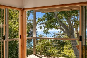 Interior - New kitchen, water views and pet friendly (Point Lookout)