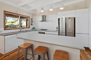 Refrigerador, microondas, horno, placa de cocina