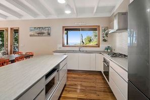 Refrigerador, microondas, horno, placa de cocina