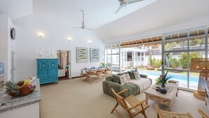 Un'ampia zona giorno con piscina, sala da pranzo e cucina.