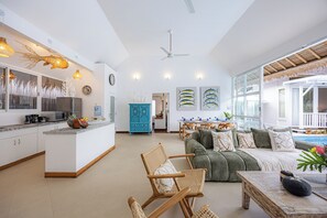 Televisión de pantalla plana y estéreo 