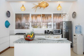 Refrigerador, microondas, parrilla de estufa y cafetera y tetera 