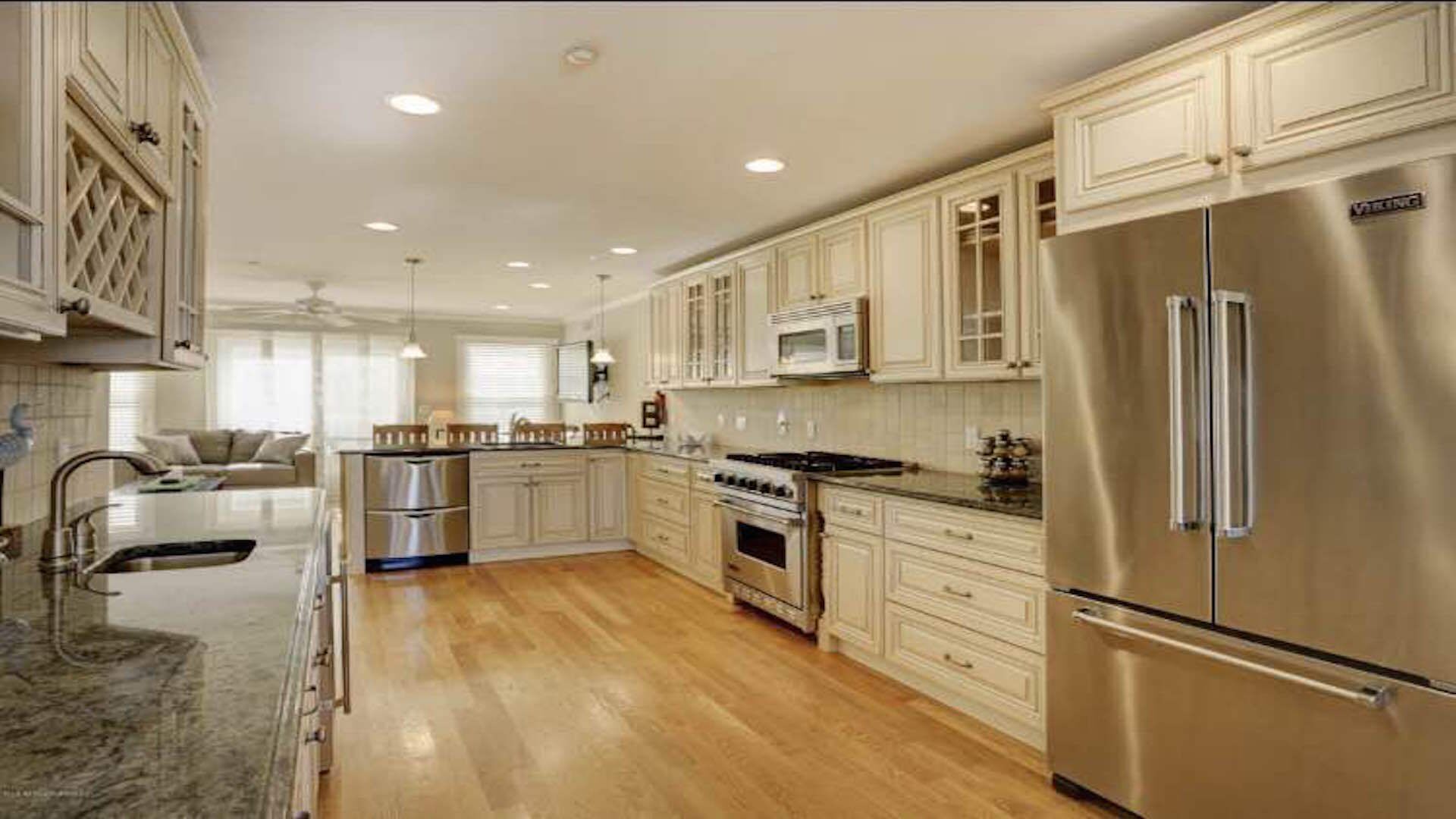 Luxury, Family Townhouse.  Bedding/linens and 8 BEACH PASSES provided!