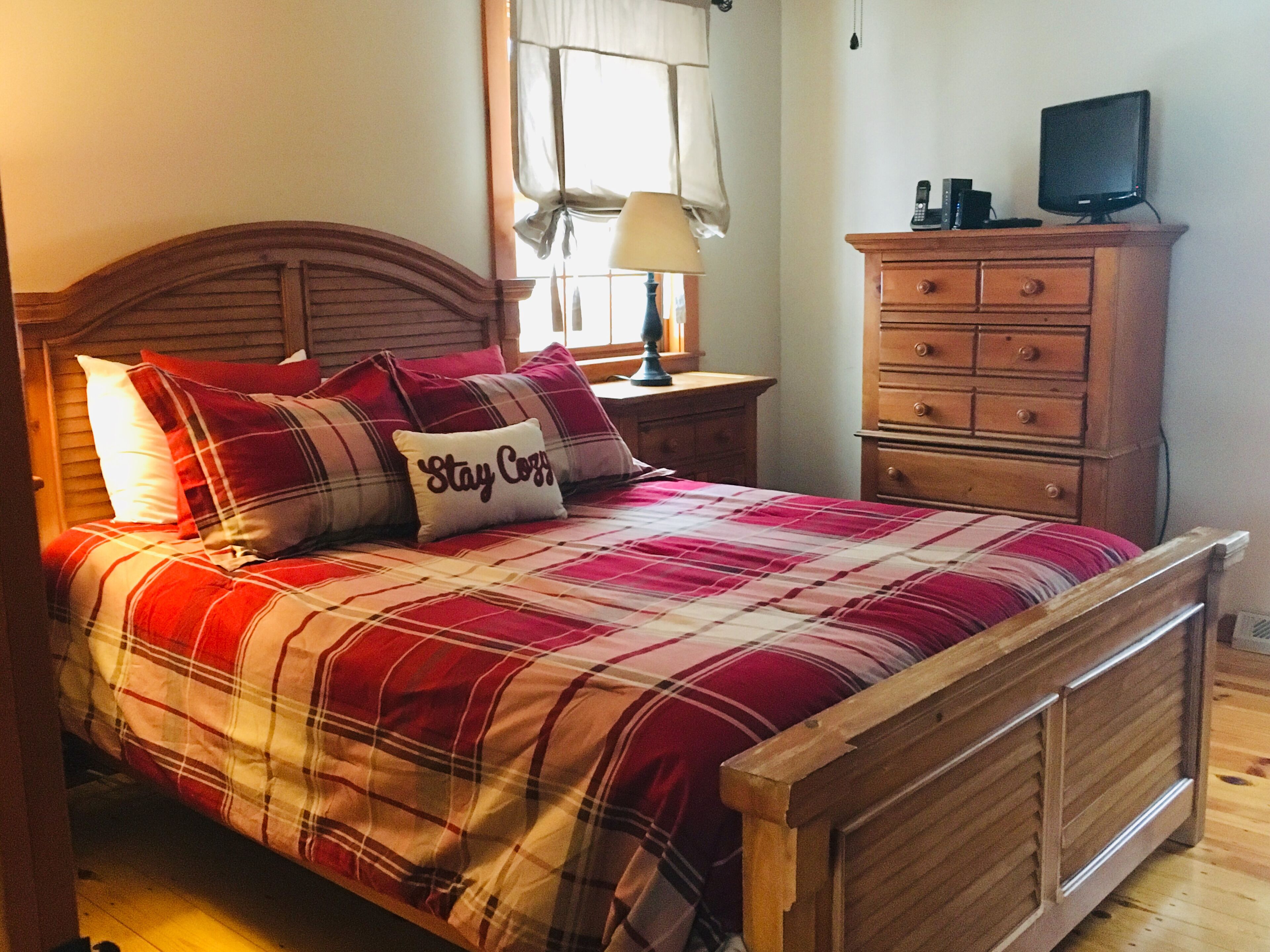 WATERFRONT!! AMAZING SUNSETS - STUNNING FALL FOLIAGE - SKI GUNSTOCK!!