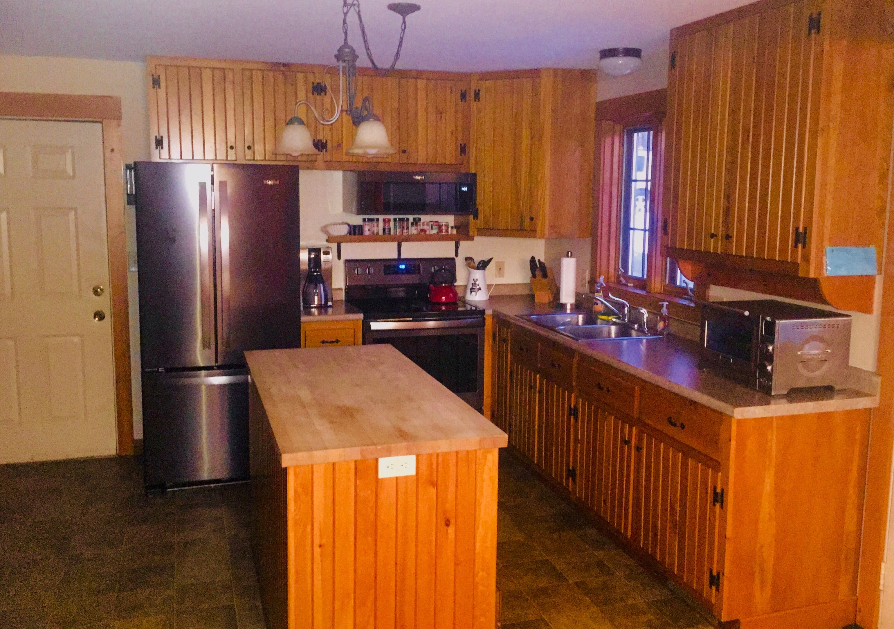 WATERFRONT!! AMAZING SUNSETS - STUNNING FALL FOLIAGE - SKI GUNSTOCK!!