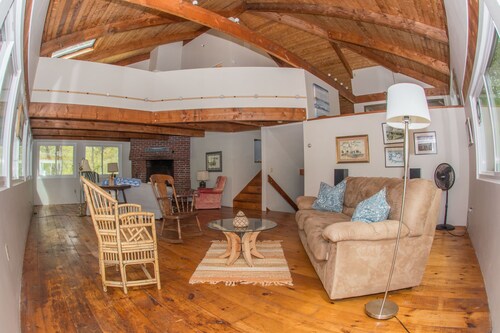 Spacious and modern home, close to beach, Tom's Hill private setting. Home AC