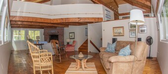 Spacious and modern home, close to beach, Tom's Hill private setting. Home AC