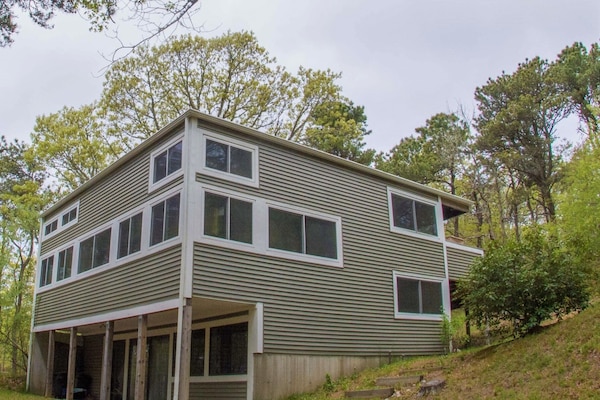 'The Treehouse'--Your summer vacation home!
