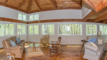 Smart-TV, peis, DVD-spiller og bøker