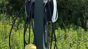 Eine Ladestation für Elektrofahrzeuge, mit einem Schild, das anzeigt, dass sie ausschließlich zum Aufladen für Elektrofahrzeuge bestimmt ist.