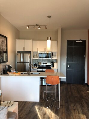 Frigorifero, microonde, forno, piano cottura