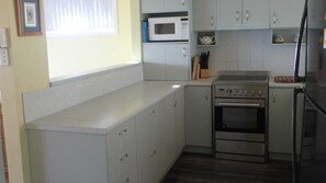 Fridge, microwave, oven, stovetop - Surf n View - location and views (CAMDEN HEAD)