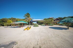 Property grounds - Coral Beach Retreat – Private Beachfront Escape (Roatan)