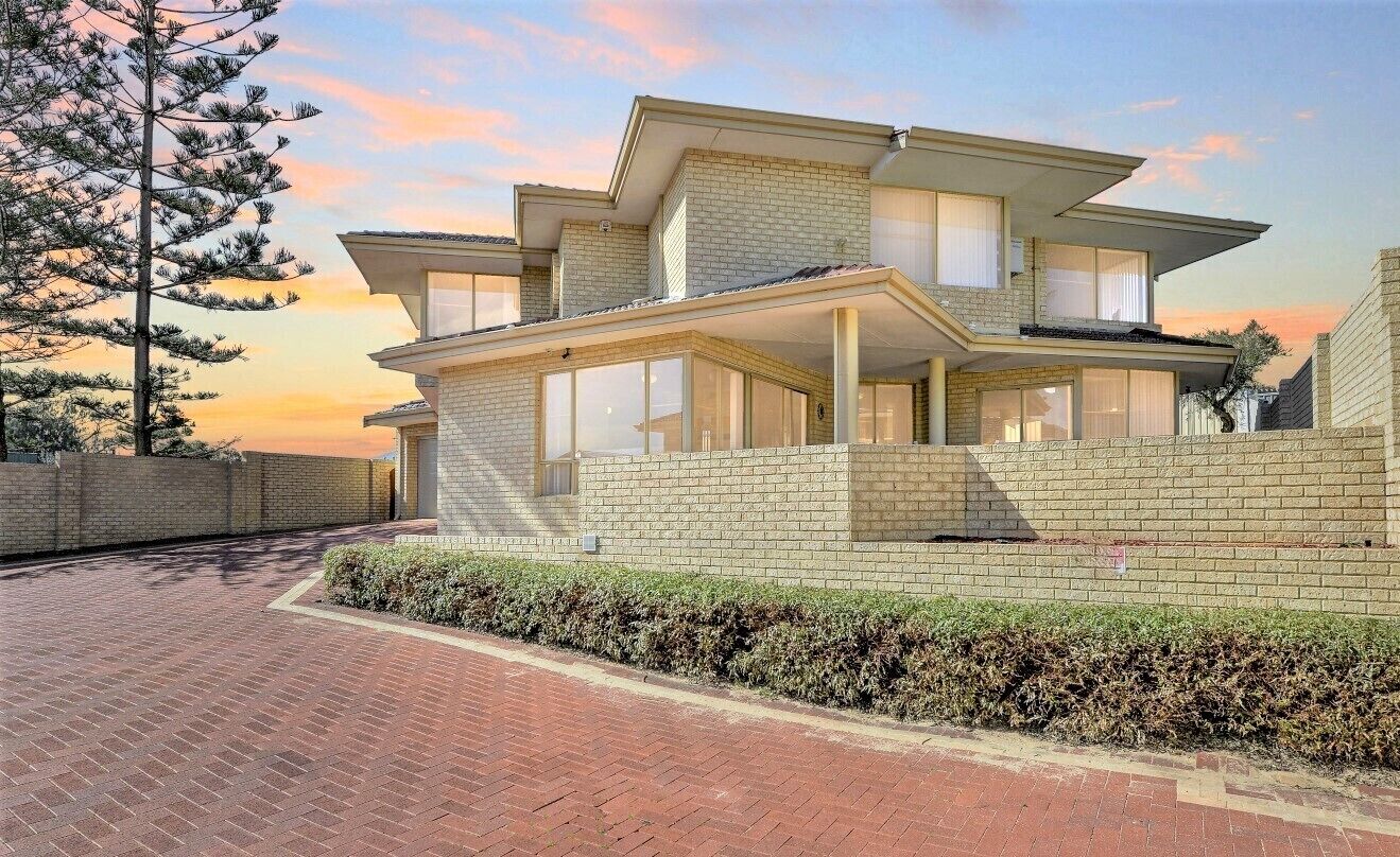 10+ beds, Air-conditioned, 5 bathrooms, 4 bedrooms with ensuites, beachfront