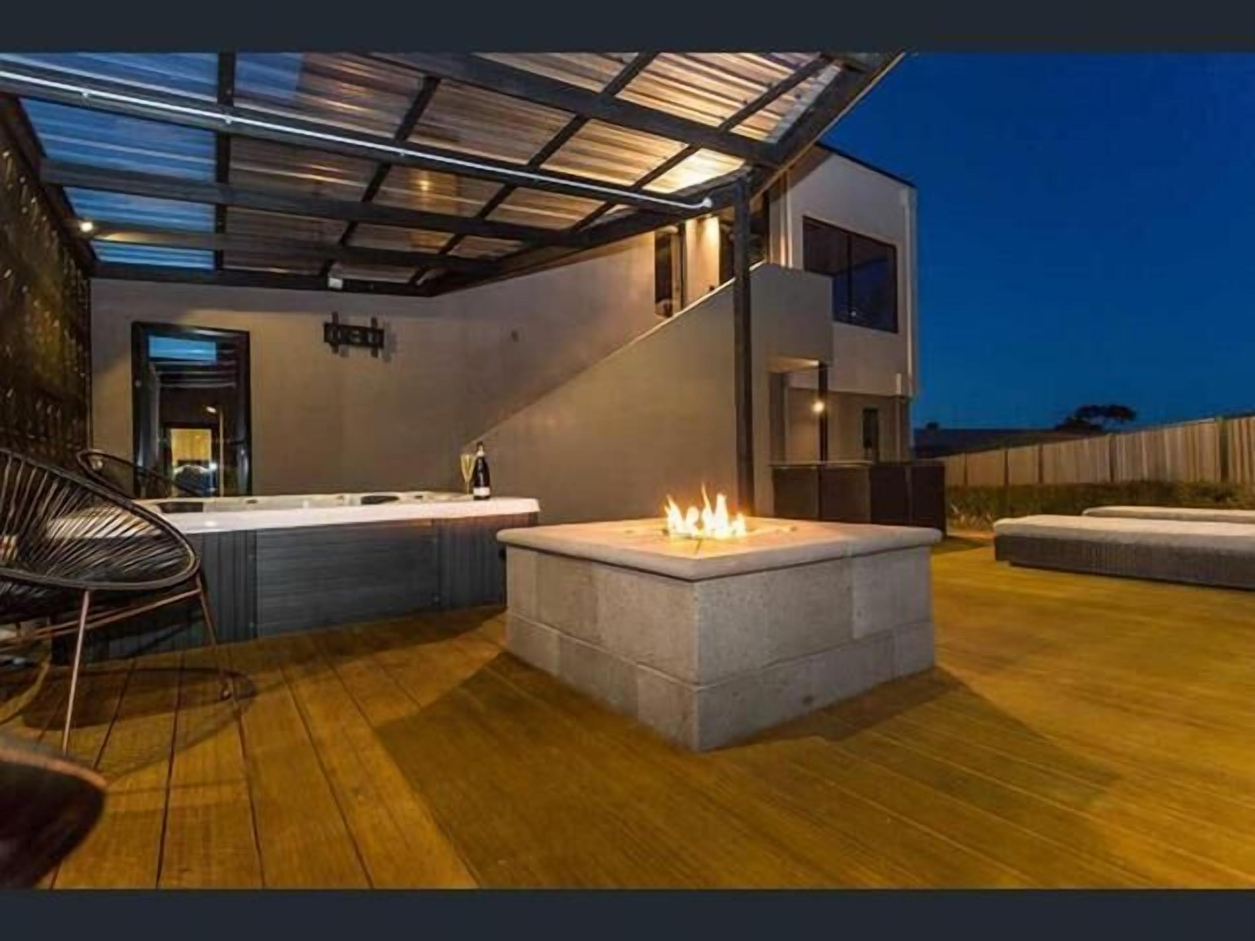 Hawley Heaven - a stones throw from the beach — image 6