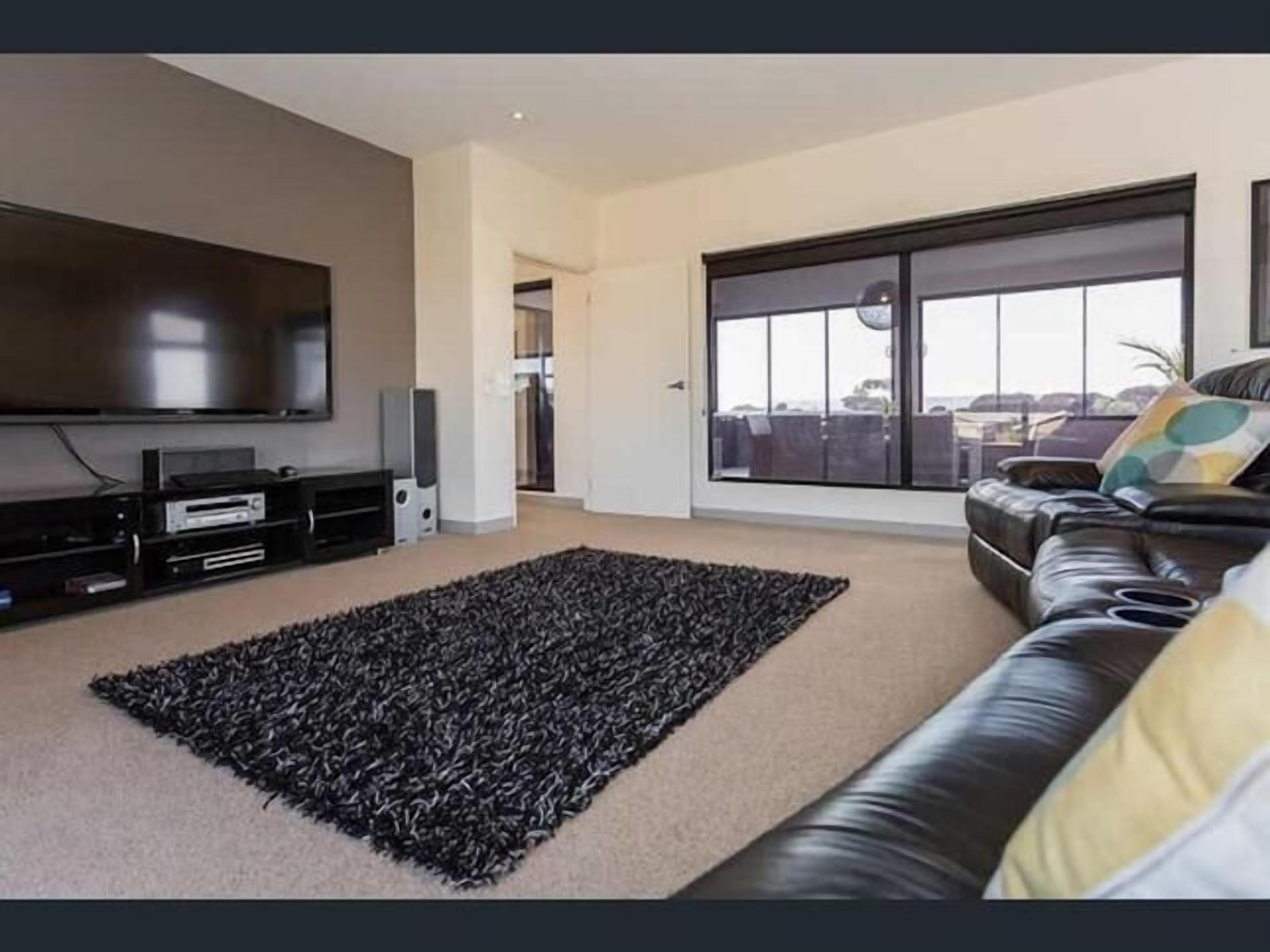 Hawley Heaven - a stones throw from the beach — image 10