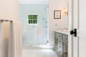 Bathtub, hair dryer, towels, soap - Cape Porpoise village with harbor views.  Walk to shops and restaurants. (Kennebunkport)