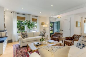 Smart TV, caminetto, libri