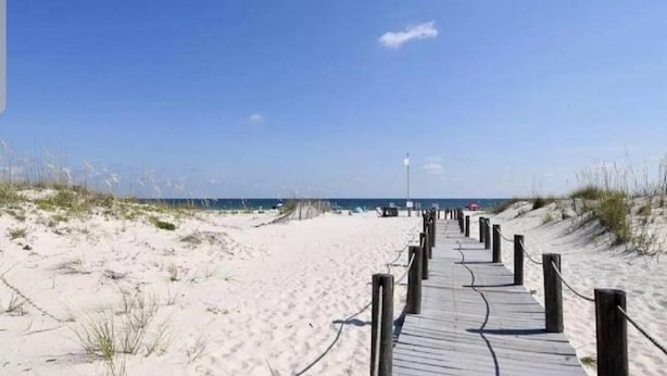 På stranden og solsenger
