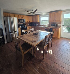 Fridge, microwave, oven, stovetop - A/C 6Bd 2ba sleeps 12 walking distance Scarborough Beach Bonus rec-room w/bar (Narragansett)