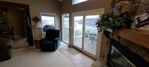 Smart-TV, DVD-spiller, musikkbibliotek og filmbibliotek