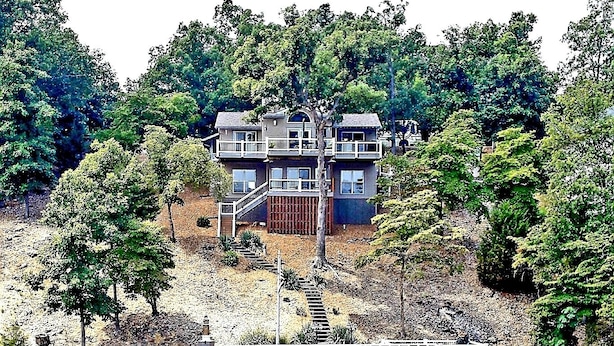 Una casa con un muelle y un bote.