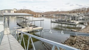 Un muelle a orillas del río con varios embarcaderos y una zona cubierta para sentarse.