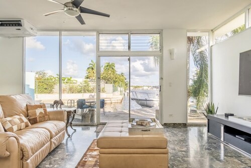 Waterfront Luxury Villa With Amazing Private Pool and Dock 