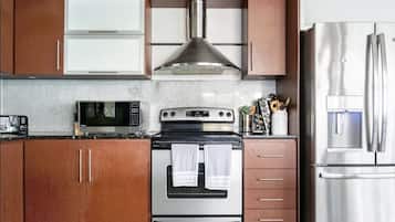 Refrigerador con freezer, microondas, horno, placa de cocina