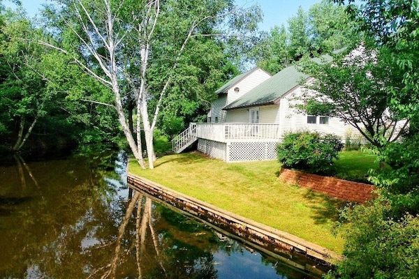 Back yard faces Hunter Creek. Feeds into Silver Lake. Bring your kayaks!