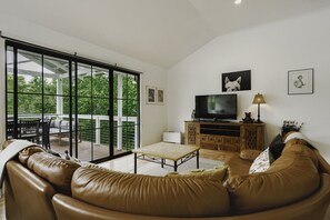 TV, fireplace, DVD player, video library - The White House at "Home Farm Healesville" (Chum Creek)