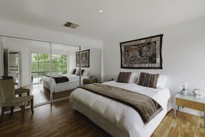 4 bedrooms, iron/ironing board, WiFi, bed sheets - The White House at "Home Farm Healesville" (Chum Creek)