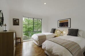 4 bedrooms, iron/ironing board, WiFi, bed sheets