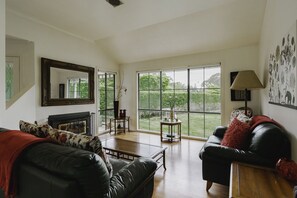 TV, fireplace, DVD player, video library - The White House at "Home Farm Healesville" (Chum Creek)