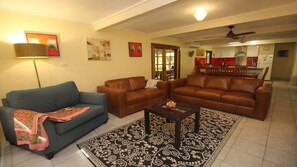 TV - Moana Cottage, stroll to Horseshoe Bay beachfront (HORSESHOE BAY)
