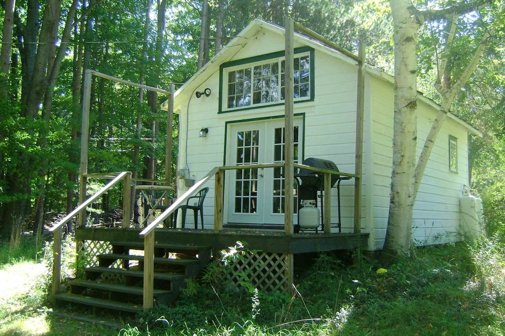 Charming Woodstock Teahouse Cottage by the Sawkill Creek trout stream