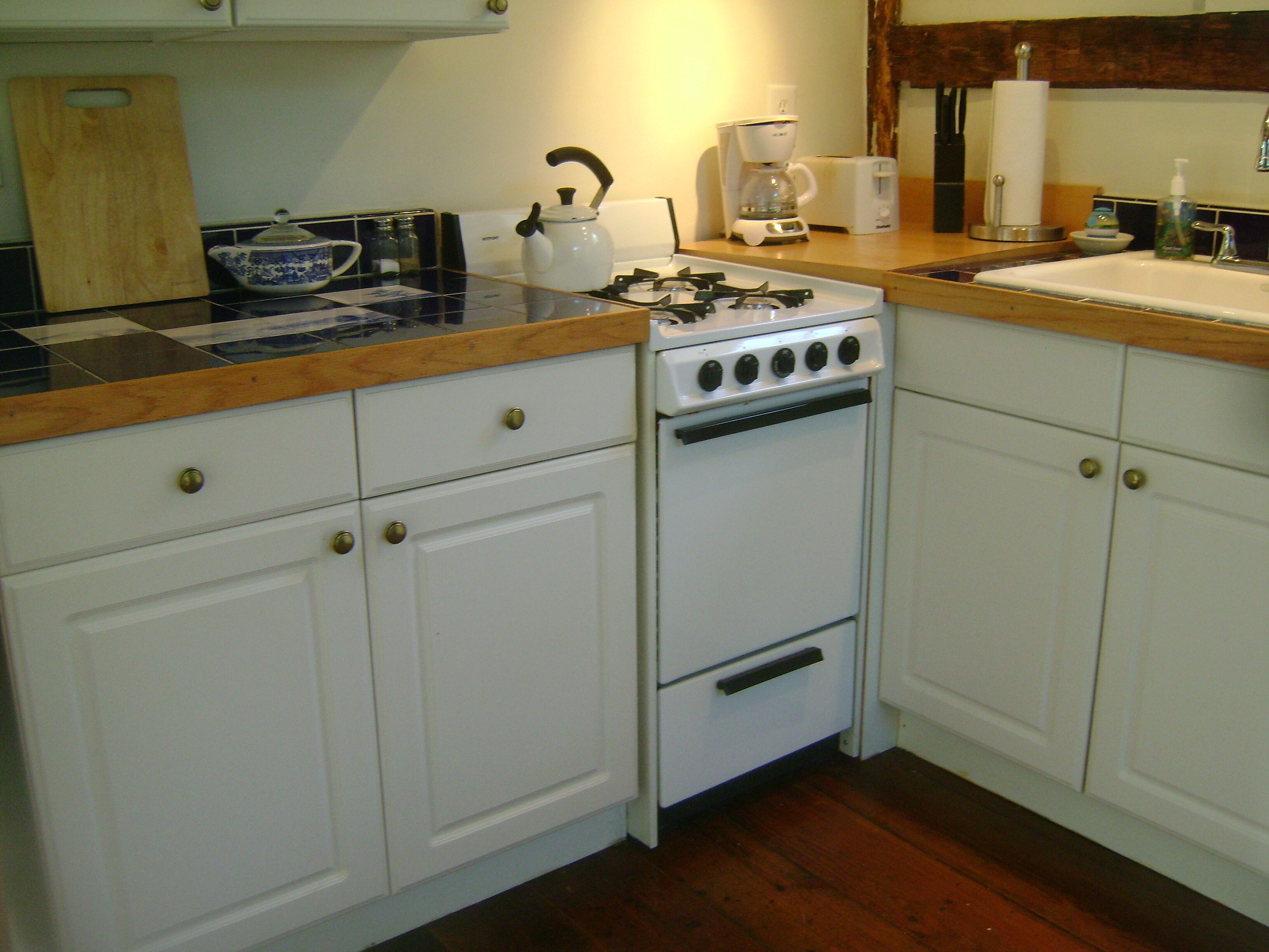 Charming Woodstock Teahouse Cottage by the Sawkill Creek trout stream