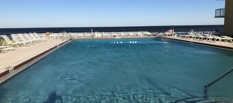 Oceanfront samfund med fantastisk strand udsigt fra lejligheden. 2/2 på ingen kørsel strand. 