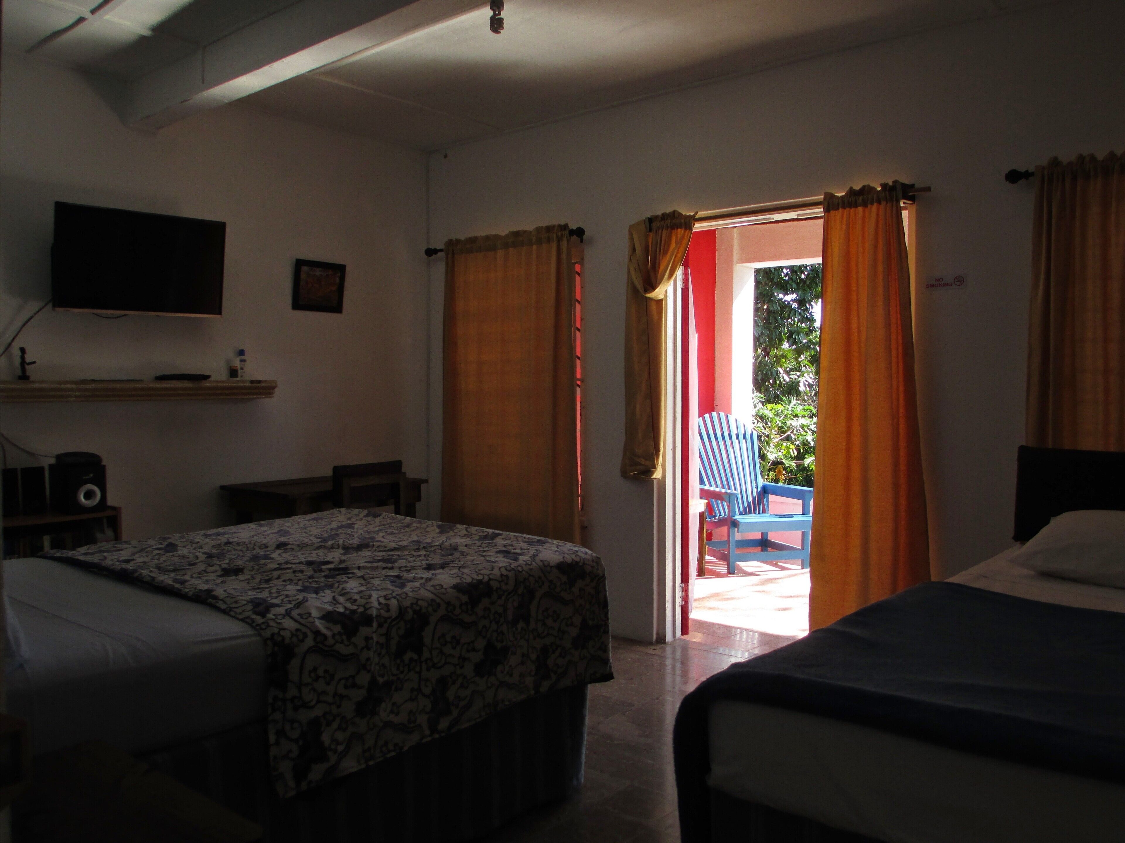 5 chambres, coffres-forts dans les chambres, fer et planche à repasser