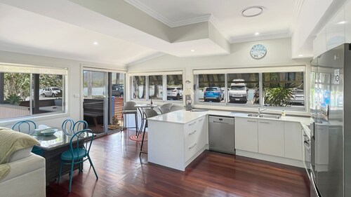 Stingray Lodge - riverfront holiday home