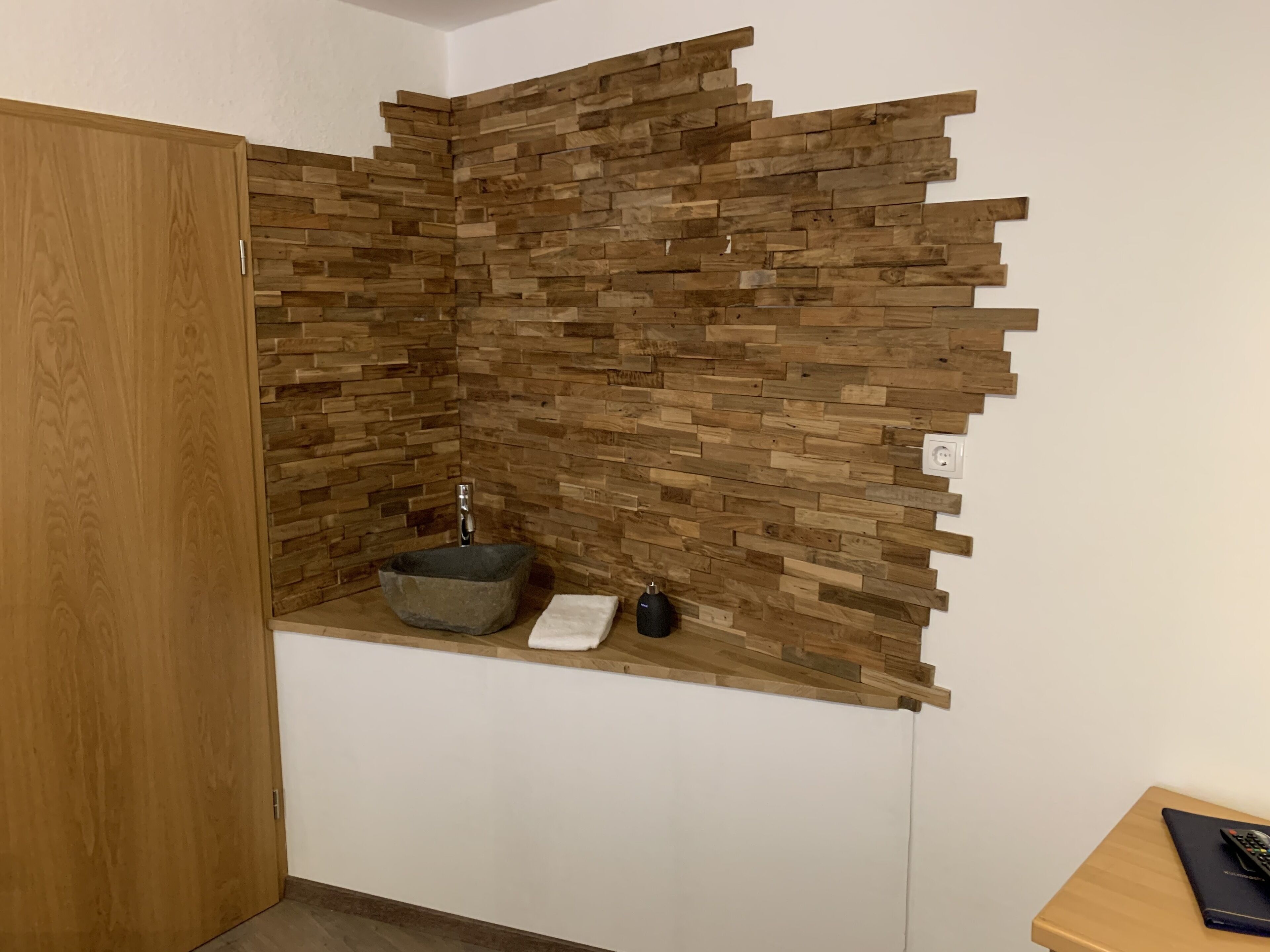 スタンダード 4 人部屋 | 高級寝具、低反発ベッド、デスク、ノートパソコン用作業スペース