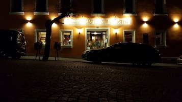 Façade de lâhĂ©bergement - soirĂ©e/nuit