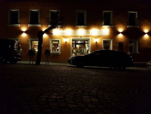 住宿正面 (夜晚)