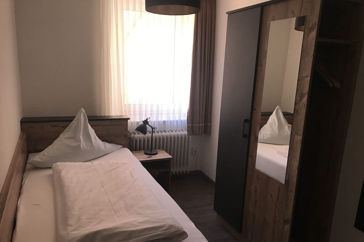 Comfort-herbergi | Rúmföt af bestu gerð, rúm með memory foam dýnum, skrifborð