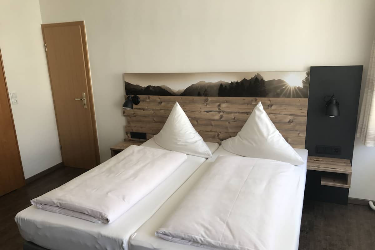 Comfort-herbergi með tvíbreiðu rúmi | Rúmföt af bestu gerð, rúm með memory foam dýnum, skrifborð