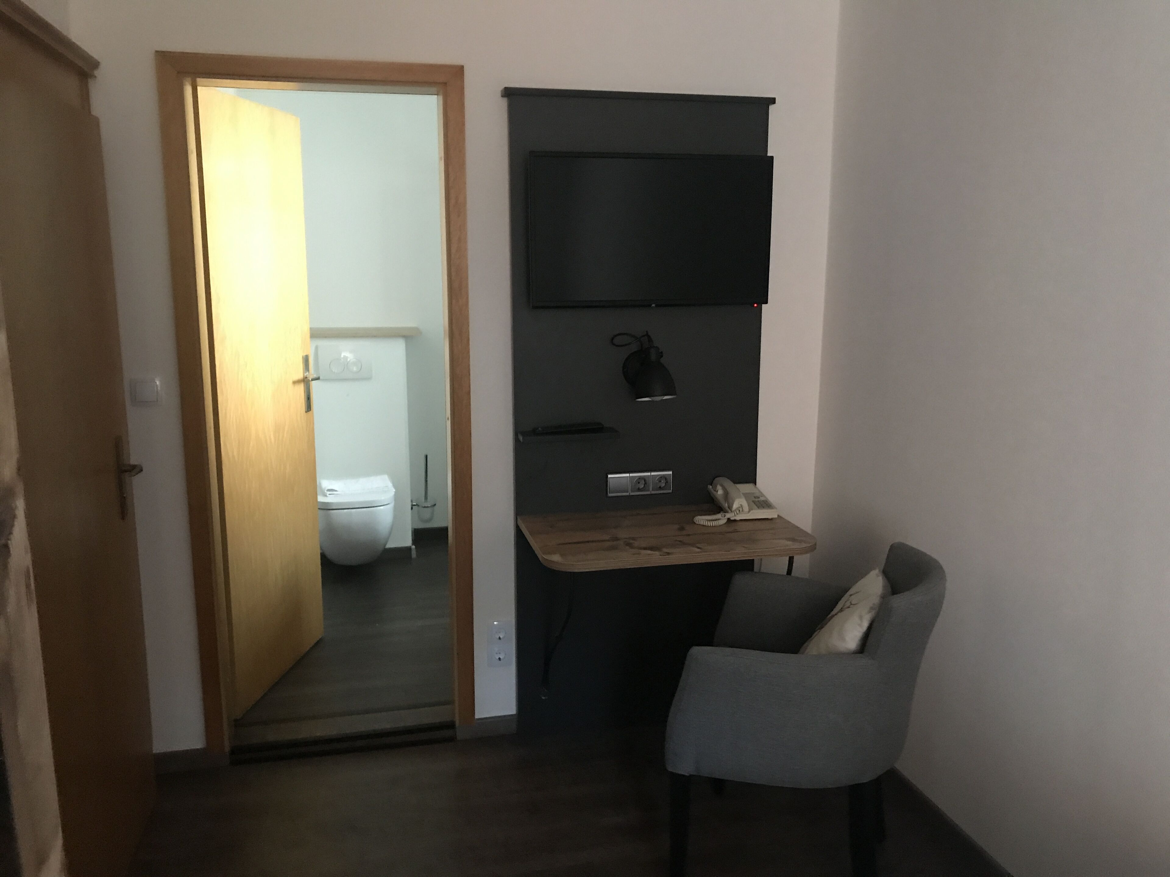 Comfort Single Room | In-room business center