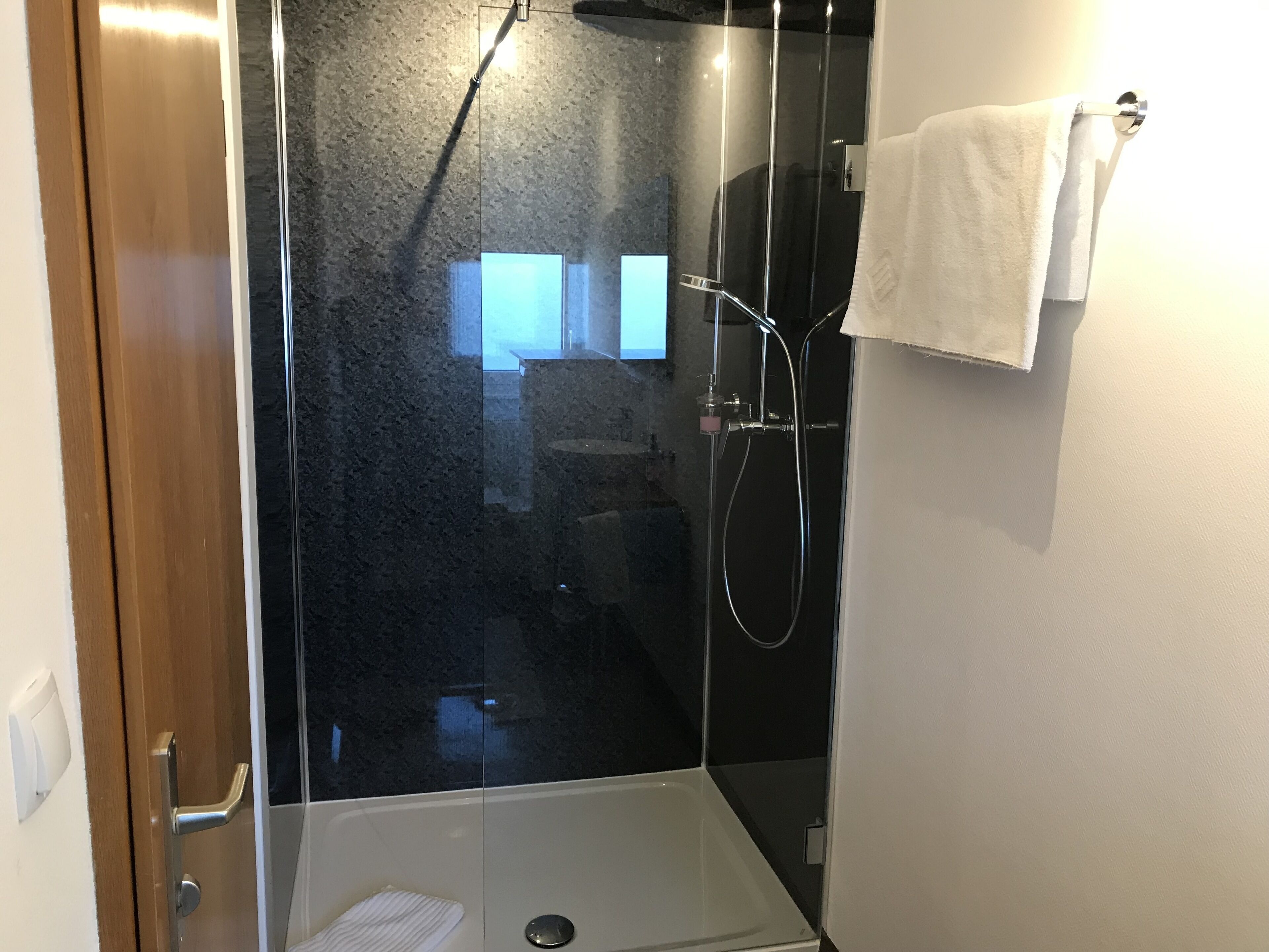 Comfort Double Room | Bathroom | Shower, free toiletries, hair dryer, towels