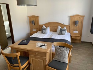 標準三人房 | 高級寢具、記憶棉床墊、書桌、手提電腦工作空間