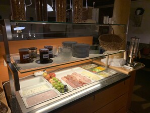 Un bufé con diversos alimentos y salsas.