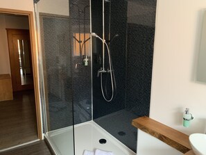 Standard Quadruple Room | Bathroom | Shower, free toiletries, hair dryer, towels - Gasthof ZUM Waldstein (Zell im Fichtelgebirge)